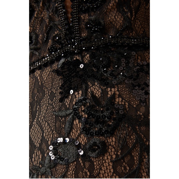 MAC DUGGAL | Floral Embellished Lace Trumpet Dress - Picture 4 of 9